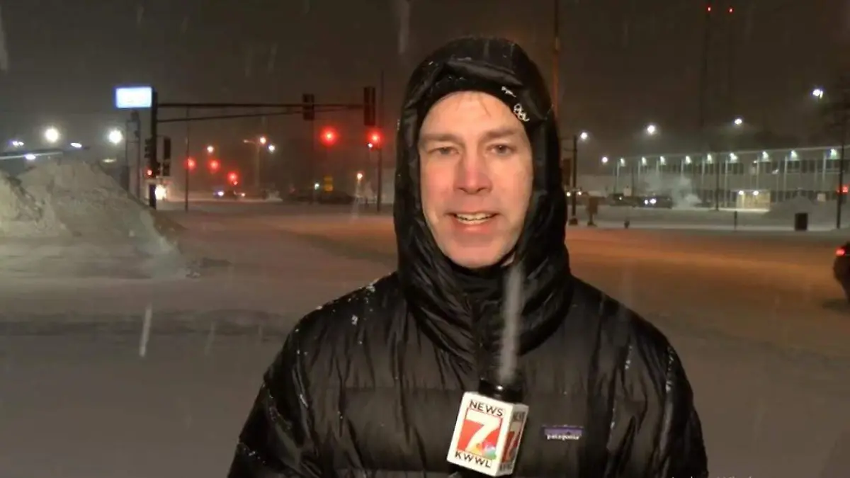 Reportero se hace viral en tormenta de nieve